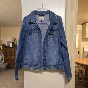 Universal Thread blue distressed denim jean jacket size XL in great condition